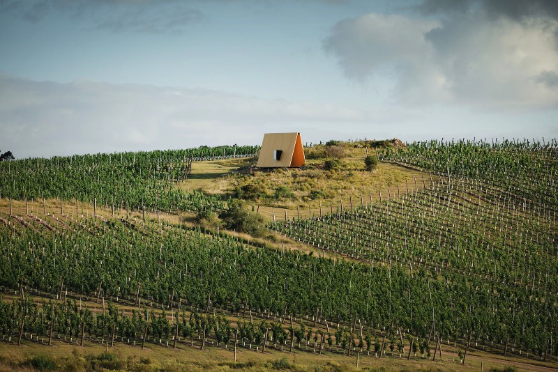 A Capela Sacromonte é uma construção religionsa simples mas bem criativa, localizada no meio de um vinhedo no Uruguai. Esse santuário religioso foi projetado pelo brasileiros e uruguaios do estúdio de arquitetura conhecido como Mapa e você vai poder ver belíssimas fotos do local logo abaixo.
