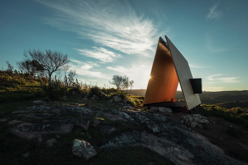 A Capela Sacromonte é uma construção religionsa simples mas bem criativa, localizada no meio de um vinhedo no Uruguai. Esse santuário religioso foi projetado pelo brasileiros e uruguaios do estúdio de arquitetura conhecido como Mapa e você vai poder ver belíssimas fotos do local logo abaixo.