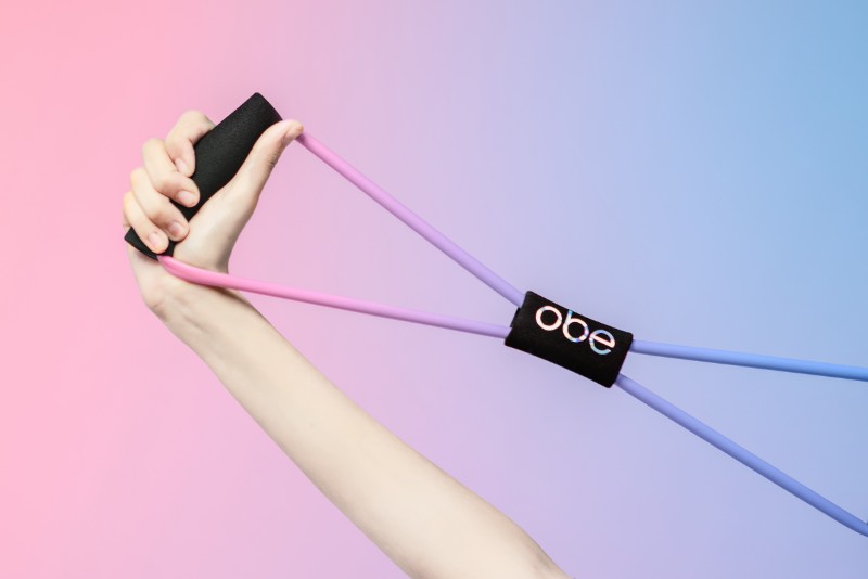 Obé é um aplicativo para exercícios físicos que ajuda as pessoas a criar uma rotina de treinos através de aulas online. O pessoal do estúdio Futura recebeu a responsabilidade de fazer um update e um upgrade na identidade visual e no branding da marca e o trabalho ficou tão bom que fui obrigado a publicar esse material por aqui. 