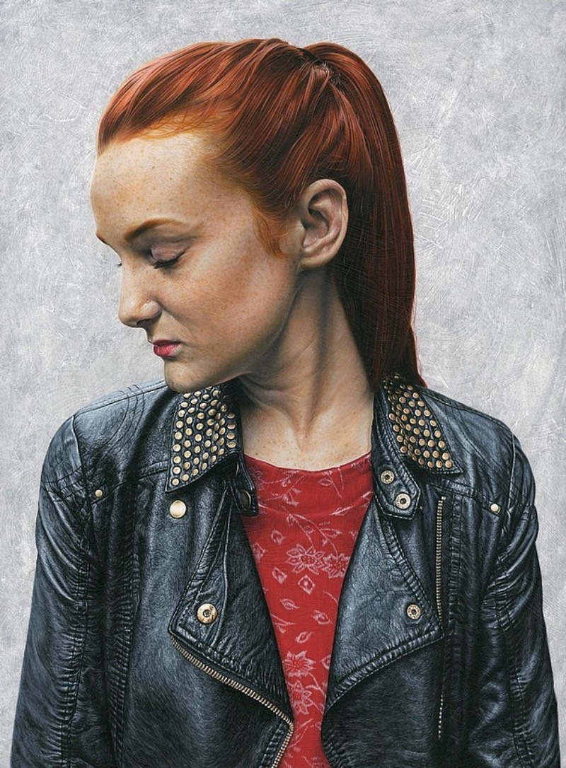 Existe uma qualidade emocional nos retratos criados por Steve Caldwell. Suas obras são feitas com uma atenção especial nos detalhes, com modelos que muitas vezes posam em ângulos inesperados. Algumas vezes, eles olham para baixo ou de perfil e passam uma expressão diferente. Mas o que mais me chamou a atenção aqui é seu olhar para detalhes que acaba superando os retratos e criando algo quase sublime. 