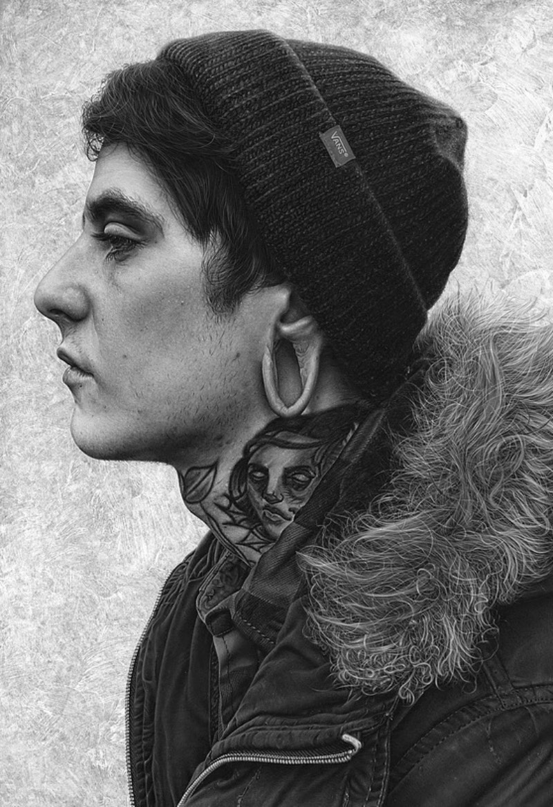 Existe uma qualidade emocional nos retratos criados por Steve Caldwell. Suas obras são feitas com uma atenção especial nos detalhes, com modelos que muitas vezes posam em ângulos inesperados. Algumas vezes, eles olham para baixo ou de perfil e passam uma expressão diferente. Mas o que mais me chamou a atenção aqui é seu olhar para detalhes que acaba superando os retratos e criando algo quase sublime. 
