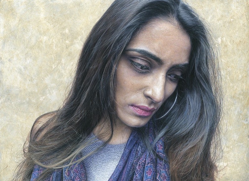 Existe uma qualidade emocional nos retratos criados por Steve Caldwell. Suas obras são feitas com uma atenção especial nos detalhes, com modelos que muitas vezes posam em ângulos inesperados. Algumas vezes, eles olham para baixo ou de perfil e passam uma expressão diferente. Mas o que mais me chamou a atenção aqui é seu olhar para detalhes que acaba superando os retratos e criando algo quase sublime. 