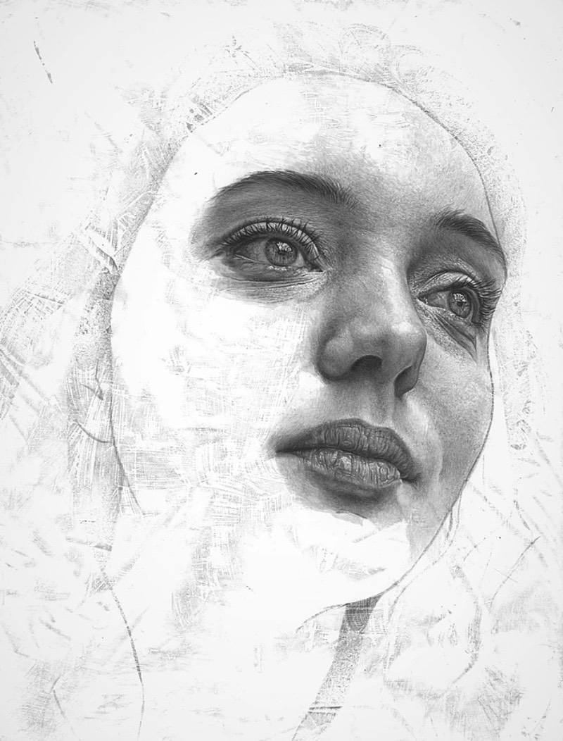 Existe uma qualidade emocional nos retratos criados por Steve Caldwell. Suas obras são feitas com uma atenção especial nos detalhes, com modelos que muitas vezes posam em ângulos inesperados. Algumas vezes, eles olham para baixo ou de perfil e passam uma expressão diferente. Mas o que mais me chamou a atenção aqui é seu olhar para detalhes que acaba superando os retratos e criando algo quase sublime. 