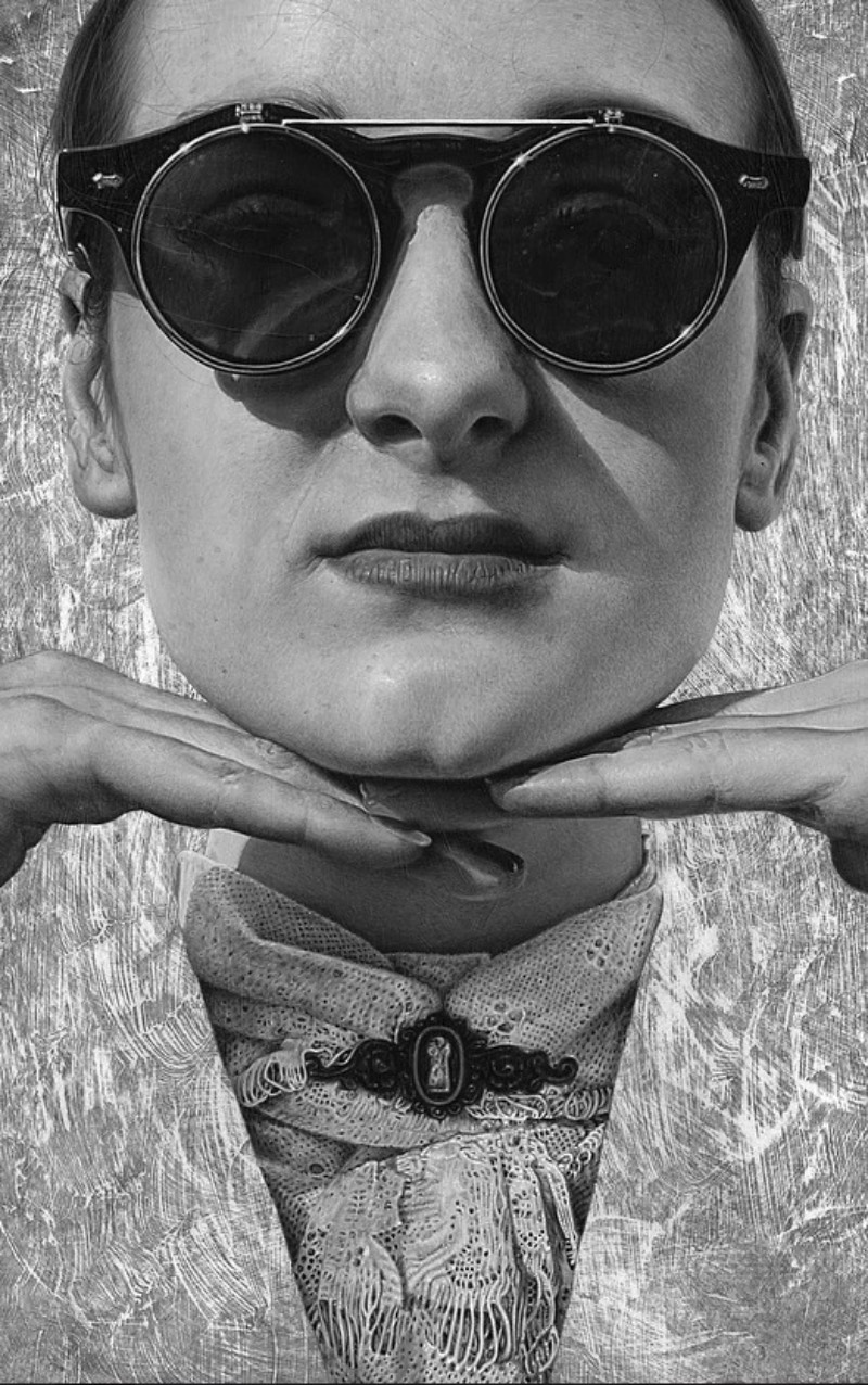 Existe uma qualidade emocional nos retratos criados por Steve Caldwell. Suas obras são feitas com uma atenção especial nos detalhes, com modelos que muitas vezes posam em ângulos inesperados. Algumas vezes, eles olham para baixo ou de perfil e passam uma expressão diferente. Mas o que mais me chamou a atenção aqui é seu olhar para detalhes que acaba superando os retratos e criando algo quase sublime. 
