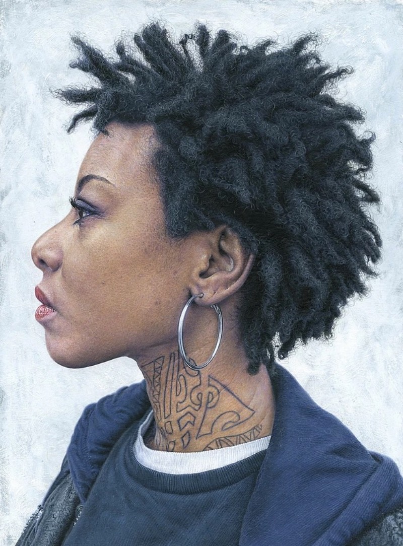 Existe uma qualidade emocional nos retratos criados por Steve Caldwell. Suas obras são feitas com uma atenção especial nos detalhes, com modelos que muitas vezes posam em ângulos inesperados. Algumas vezes, eles olham para baixo ou de perfil e passam uma expressão diferente. Mas o que mais me chamou a atenção aqui é seu olhar para detalhes que acaba superando os retratos e criando algo quase sublime. 