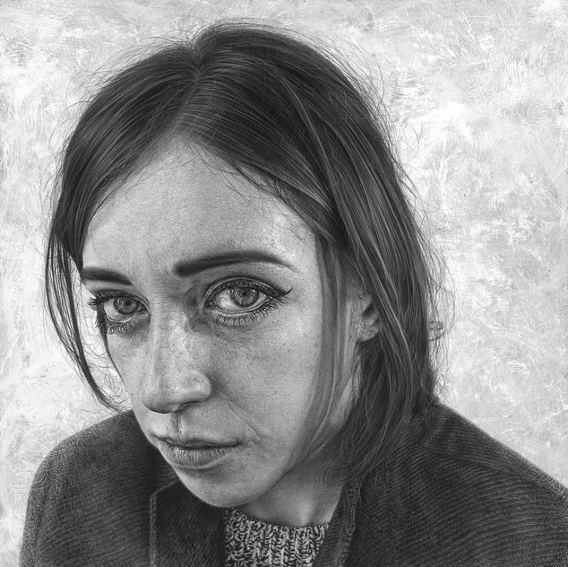Existe uma qualidade emocional nos retratos criados por Steve Caldwell. Suas obras são feitas com uma atenção especial nos detalhes, com modelos que muitas vezes posam em ângulos inesperados. Algumas vezes, eles olham para baixo ou de perfil e passam uma expressão diferente. Mas o que mais me chamou a atenção aqui é seu olhar para detalhes que acaba superando os retratos e criando algo quase sublime. 