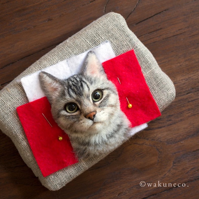 Wakuneco é o nome de uma artista japonesa que usa de uma técnica bem interessante para criar retratos de gatos com feltro. Ela usa de agulhas para moldar o feltro e criar imagens muito realistas de gatos de todos os tipos e formatos. Tudo inspirado por imagens reais de felinos que vem de todas as raças e tamanhos.
