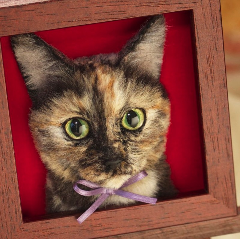 Wakuneco é o nome de uma artista japonesa que usa de uma técnica bem interessante para criar retratos de gatos com feltro. Ela usa de agulhas para moldar o feltro e criar imagens muito realistas de gatos de todos os tipos e formatos. Tudo inspirado por imagens reais de felinos que vem de todas as raças e tamanhos.