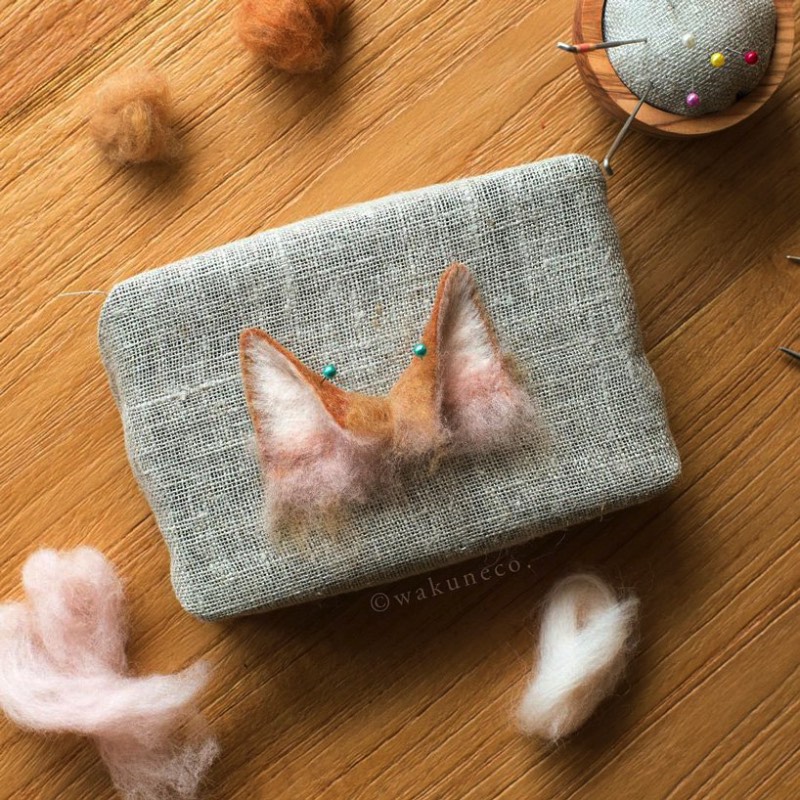 Wakuneco é o nome de uma artista japonesa que usa de uma técnica bem interessante para criar retratos de gatos com feltro. Ela usa de agulhas para moldar o feltro e criar imagens muito realistas de gatos de todos os tipos e formatos. Tudo inspirado por imagens reais de felinos que vem de todas as raças e tamanhos.