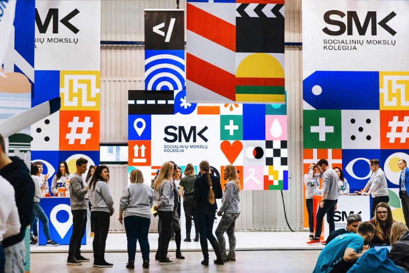SMK é o nome de uma universidade de ciências sociais aplicadas, localizada em Vilnius, a capital da Lituânia. Essa instituição educacional queria mostrar todo o talento e potencial de seus estudantes e convidou o pessoal do Andstudio para criar uma nova identidade visual que representasse tudo isso, ao mesmo tempo.
