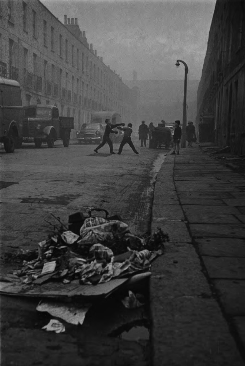 Conhecer o trabalho de Don McCullin é explorar o trabalho de um dos melhores fotógrafos vivos. Não são muitos que tiveram uma carreira tão longa e cheia de variedade quanto ele. E você pode ver algumas das fotografias que ele fez nos seus cinquenta anos de foto jornalismo. Fotografias que documentam a vida em Londres, os horrores da guerra pela África e pelo Oriente Médio e ele não parou por ai. 
