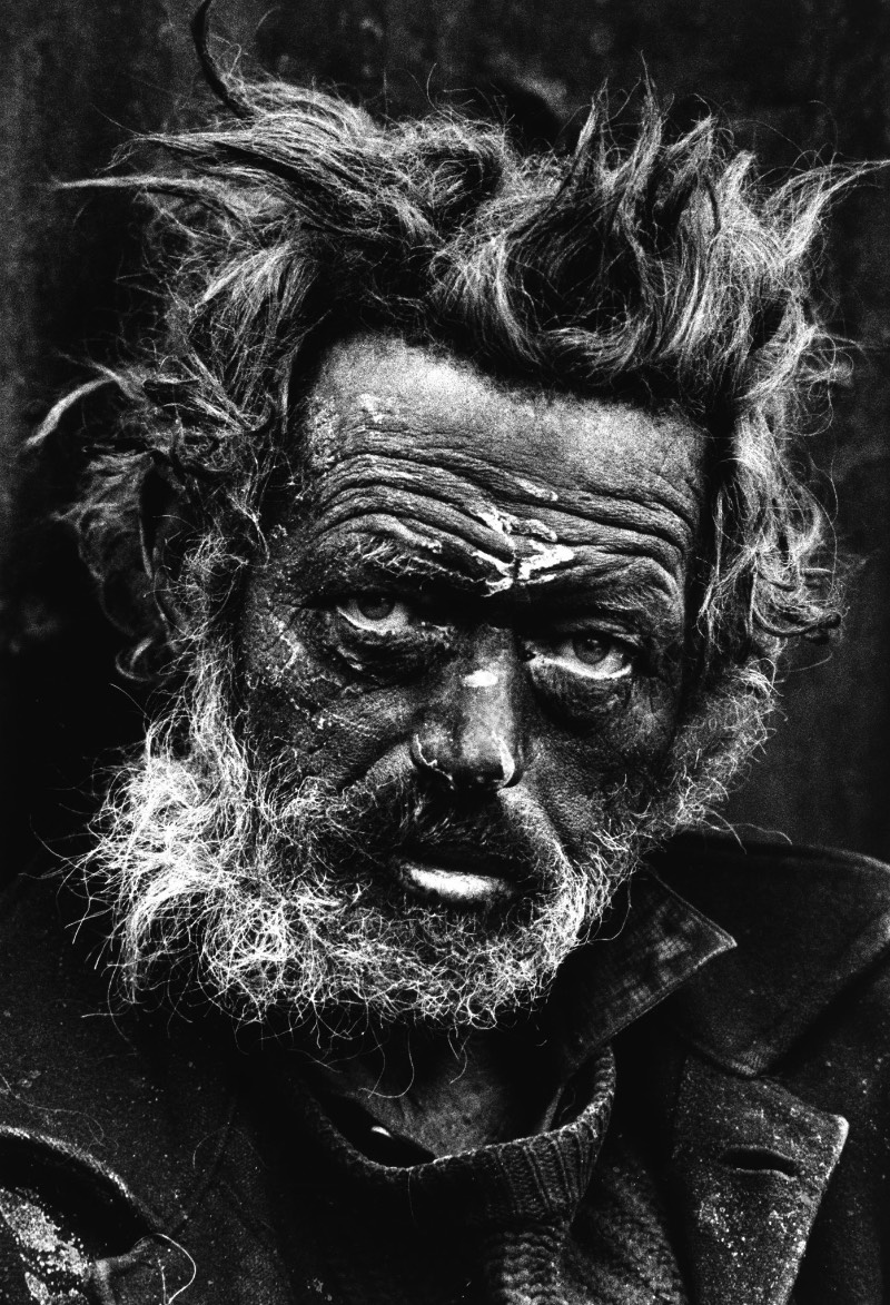 Conhecer o trabalho de Don McCullin é explorar o trabalho de um dos melhores fotógrafos vivos. Não são muitos que tiveram uma carreira tão longa e cheia de variedade quanto ele. E você pode ver algumas das fotografias que ele fez nos seus cinquenta anos de foto jornalismo. Fotografias que documentam a vida em Londres, os horrores da guerra pela África e pelo Oriente Médio e ele não parou por ai. 