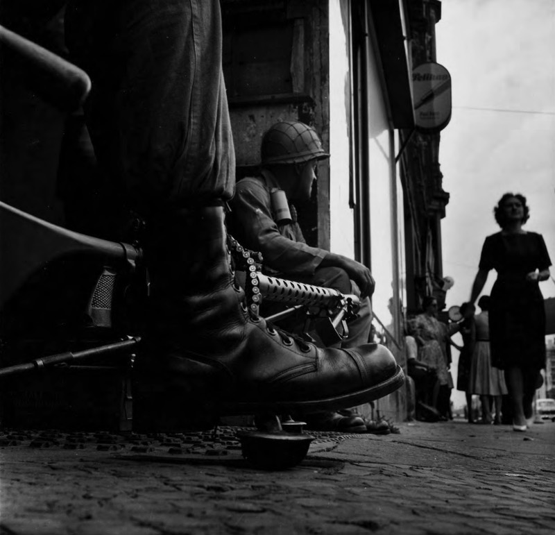 Conhecer o trabalho de Don McCullin é explorar o trabalho de um dos melhores fotógrafos vivos. Não são muitos que tiveram uma carreira tão longa e cheia de variedade quanto ele. E você pode ver algumas das fotografias que ele fez nos seus cinquenta anos de foto jornalismo. Fotografias que documentam a vida em Londres, os horrores da guerra pela África e pelo Oriente Médio e ele não parou por ai. 