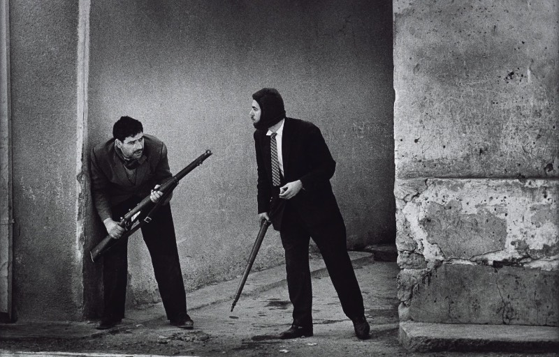 Conhecer o trabalho de Don McCullin é explorar o trabalho de um dos melhores fotógrafos vivos. Não são muitos que tiveram uma carreira tão longa e cheia de variedade quanto ele. E você pode ver algumas das fotografias que ele fez nos seus cinquenta anos de foto jornalismo. Fotografias que documentam a vida em Londres, os horrores da guerra pela África e pelo Oriente Médio e ele não parou por ai. 