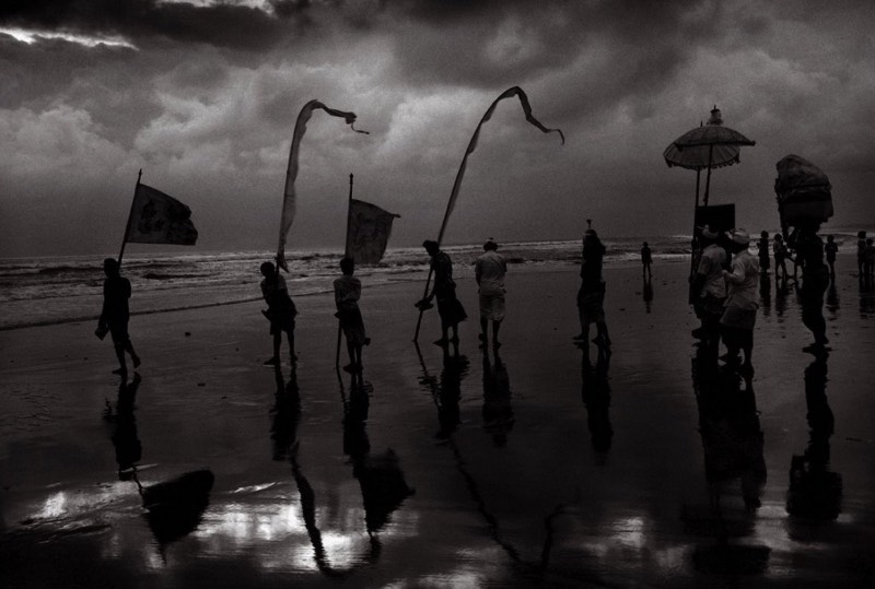 Conhecer o trabalho de Don McCullin é explorar o trabalho de um dos melhores fotógrafos vivos. Não são muitos que tiveram uma carreira tão longa e cheia de variedade quanto ele. E você pode ver algumas das fotografias que ele fez nos seus cinquenta anos de foto jornalismo. Fotografias que documentam a vida em Londres, os horrores da guerra pela África e pelo Oriente Médio e ele não parou por ai. 