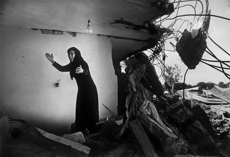 Conhecer o trabalho de Don McCullin é explorar o trabalho de um dos melhores fotógrafos vivos. Não são muitos que tiveram uma carreira tão longa e cheia de variedade quanto ele. E você pode ver algumas das fotografias que ele fez nos seus cinquenta anos de foto jornalismo. Fotografias que documentam a vida em Londres, os horrores da guerra pela África e pelo Oriente Médio e ele não parou por ai. 