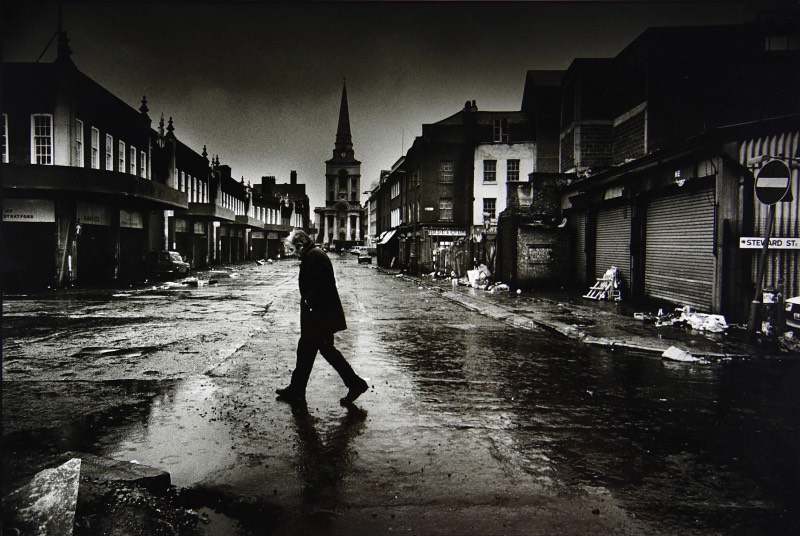 Conhecer o trabalho de Don McCullin é explorar o trabalho de um dos melhores fotógrafos vivos. Não são muitos que tiveram uma carreira tão longa e cheia de variedade quanto ele. E você pode ver algumas das fotografias que ele fez nos seus cinquenta anos de foto jornalismo. Fotografias que documentam a vida em Londres, os horrores da guerra pela África e pelo Oriente Médio e ele não parou por ai. 