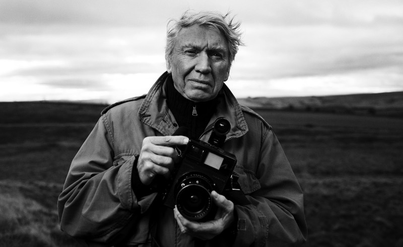 Conhecer o trabalho de Don McCullin é explorar o trabalho de um dos melhores fotógrafos vivos. Não são muitos que tiveram uma carreira tão longa e cheia de variedade quanto ele. E você pode ver algumas das fotografias que ele fez nos seus cinquenta anos de foto jornalismo. Fotografias que documentam a vida em Londres, os horrores da guerra pela África e pelo Oriente Médio e ele não parou por ai. 