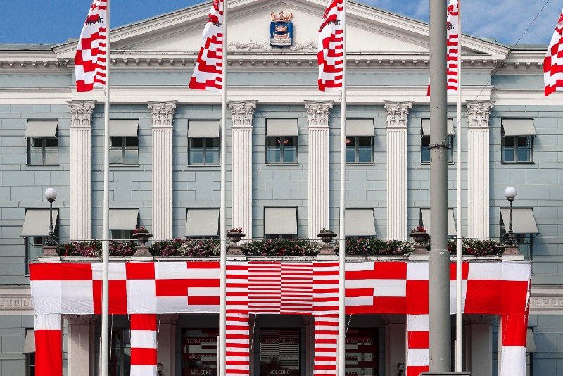 O Helsinki Design Week foi fundado em 2005 e é o maior festival de design dos países do norte da Europa. Ele acontece todos os anos em setembro e apresenta uma série de ideias nos campos de moda, arquitetura e cultura urbana. Em 2018, o pessoal da Kuudes foi convidado para criar a identidade visual do evento, baseado no conceito de confiança. 