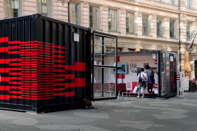 O Helsinki Design Week foi fundado em 2005 e é o maior festival de design dos países do norte da Europa. Ele acontece todos os anos em setembro e apresenta uma série de ideias nos campos de moda, arquitetura e cultura urbana. Em 2018, o pessoal da Kuudes foi convidado para criar a identidade visual do evento, baseado no conceito de confiança. 