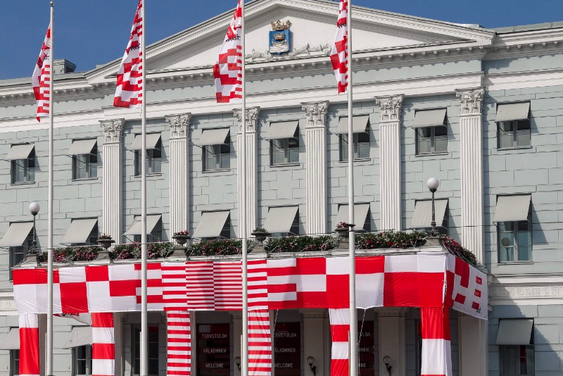O Helsinki Design Week foi fundado em 2005 e é o maior festival de design dos países do norte da Europa. Ele acontece todos os anos em setembro e apresenta uma série de ideias nos campos de moda, arquitetura e cultura urbana. Em 2018, o pessoal da Kuudes foi convidado para criar a identidade visual do evento, baseado no conceito de confiança. 