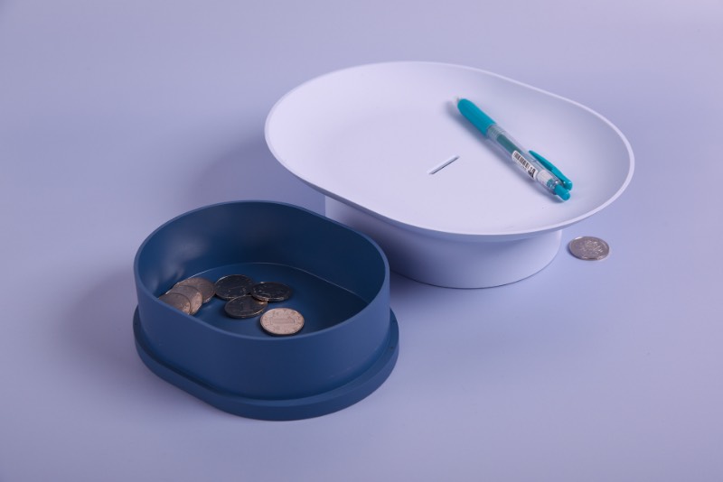 Um dos “problemas” que tenho aqui na Alemanha é que eu sempre tenho que lidar com um número sem fim de moedas. Por isso mesmo que eu gostei tanto do Storage Box Series de Peishan Mai que resolve esse meu problema de uma forma simples, interessante e com uma beleza particular. Além de ser muito melhor do que deixar todas essas moedas perdidas pela casa, entre as almofadas do sofá e dentro de todas as gavetas.