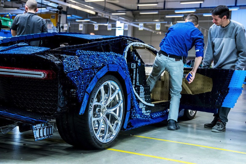 Eu nunca imaginei que iria escrever um artigo aqui sobre uma Lego Bugatti em tamanho real. Mas, o tamanho do veículo aqui é o menor dos problemas. O mais interessante disso tudo é que você pode dirigir esse carro e eu não estou mentindo como você pode ver no vídeo logo abaixo.