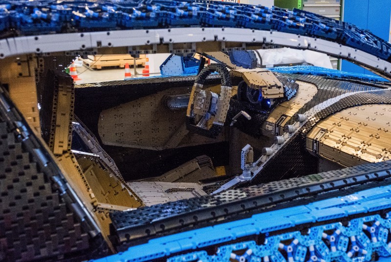 Eu nunca imaginei que iria escrever um artigo aqui sobre uma Lego Bugatti em tamanho real. Mas, o tamanho do veículo aqui é o menor dos problemas. O mais interessante disso tudo é que você pode dirigir esse carro e eu não estou mentindo como você pode ver no vídeo logo abaixo. 