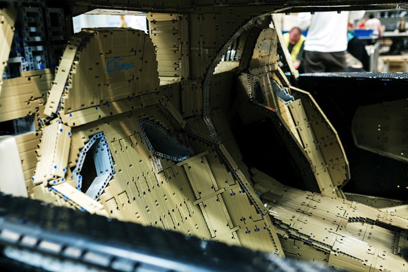 Eu nunca imaginei que iria escrever um artigo aqui sobre uma Lego Bugatti em tamanho real. Mas, o tamanho do veículo aqui é o menor dos problemas. O mais interessante disso tudo é que você pode dirigir esse carro e eu não estou mentindo como você pode ver no vídeo logo abaixo.