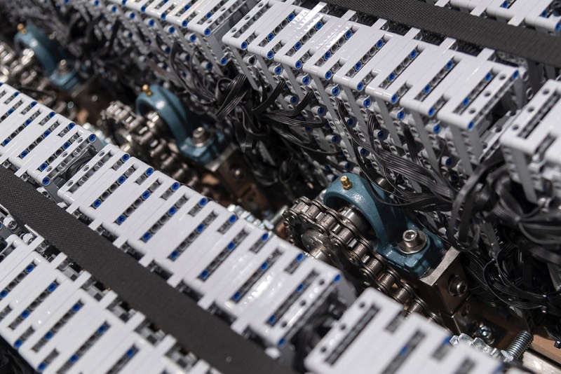 Eu nunca imaginei que iria escrever um artigo aqui sobre uma Lego Bugatti em tamanho real. Mas, o tamanho do veículo aqui é o menor dos problemas. O mais interessante disso tudo é que você pode dirigir esse carro e eu não estou mentindo como você pode ver no vídeo logo abaixo. 