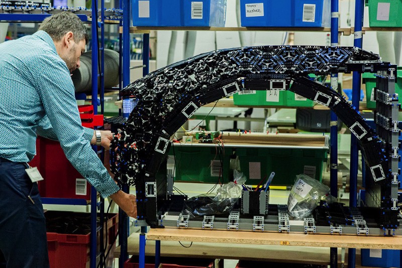 Eu nunca imaginei que iria escrever um artigo aqui sobre uma Lego Bugatti em tamanho real. Mas, o tamanho do veículo aqui é o menor dos problemas. O mais interessante disso tudo é que você pode dirigir esse carro e eu não estou mentindo como você pode ver no vídeo logo abaixo. 