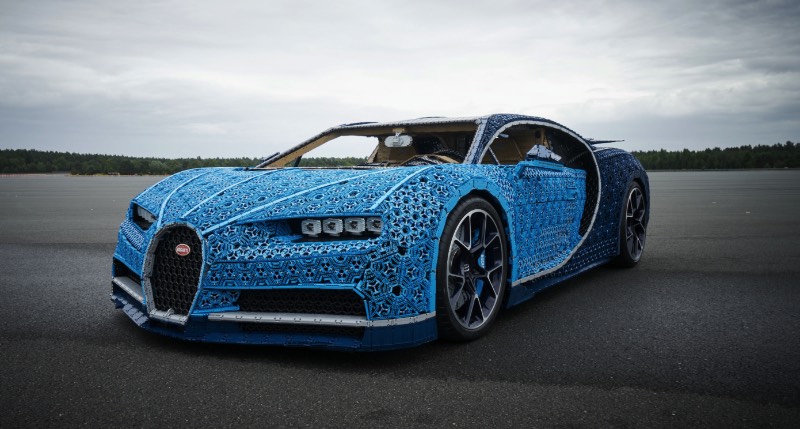 Eu nunca imaginei que iria escrever um artigo aqui sobre uma Lego Bugatti em tamanho real. Mas, o tamanho do veículo aqui é o menor dos problemas. O mais interessante disso tudo é que você pode dirigir esse carro e eu não estou mentindo como você pode ver no vídeo logo abaixo. 