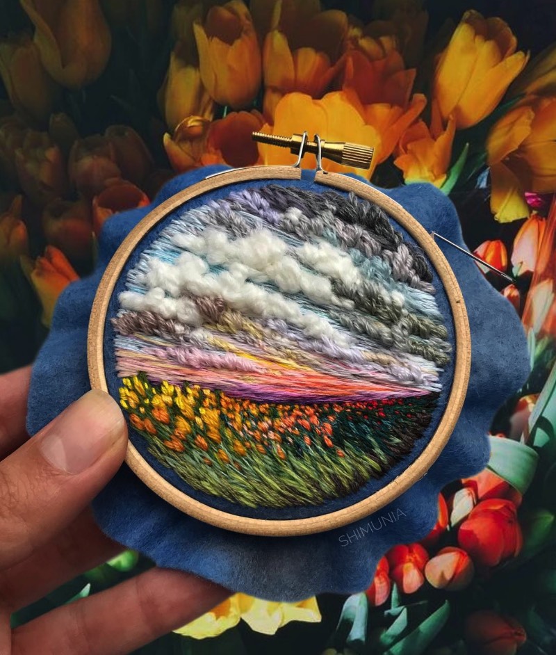 Vera Shimunia é uma artista russa que resolveu substituir os pincéis por agulha e linhas. Uma mestre da arte do borbado, seu trabalho mostra cenas intricadas que capturam cenas onde pôr do sol coloridos aparecem em campos coloridos. Tudo isso com uma variedade de cores fora do comum.