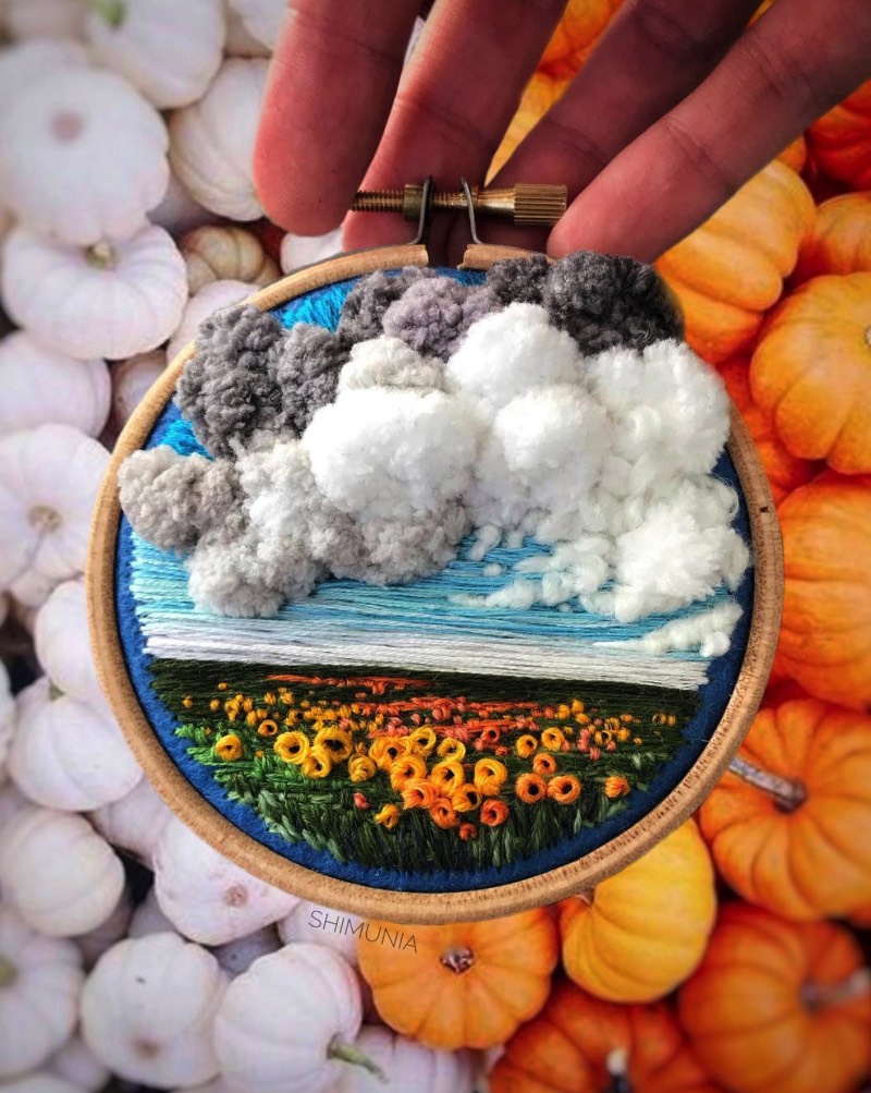 Vera Shimunia é uma artista russa que resolveu substituir os pincéis por agulha e linhas. Uma mestre da arte do borbado, seu trabalho mostra cenas intricadas que capturam cenas onde pôr do sol coloridos aparecem em campos coloridos. Tudo isso com uma variedade de cores fora do comum.