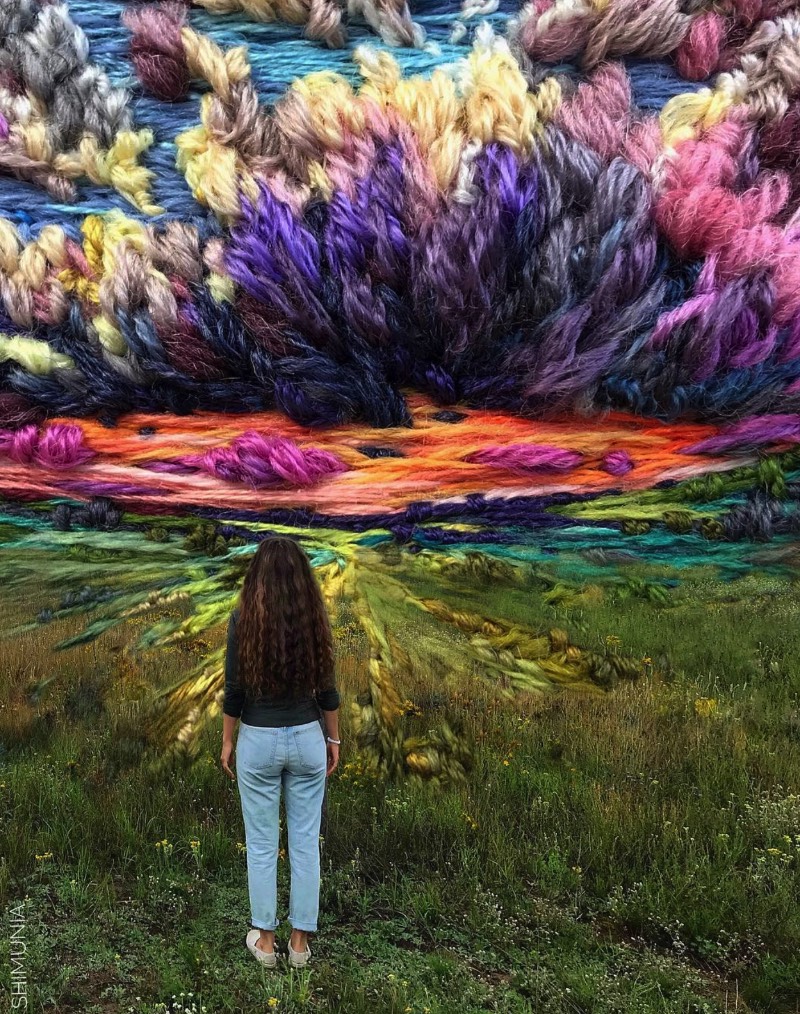 Vera Shimunia é uma artista russa que resolveu substituir os pincéis por agulha e linhas. Uma mestre da arte do borbado, seu trabalho mostra cenas intricadas que capturam cenas onde pôr do sol coloridos aparecem em campos coloridos. Tudo isso com uma variedade de cores fora do comum.