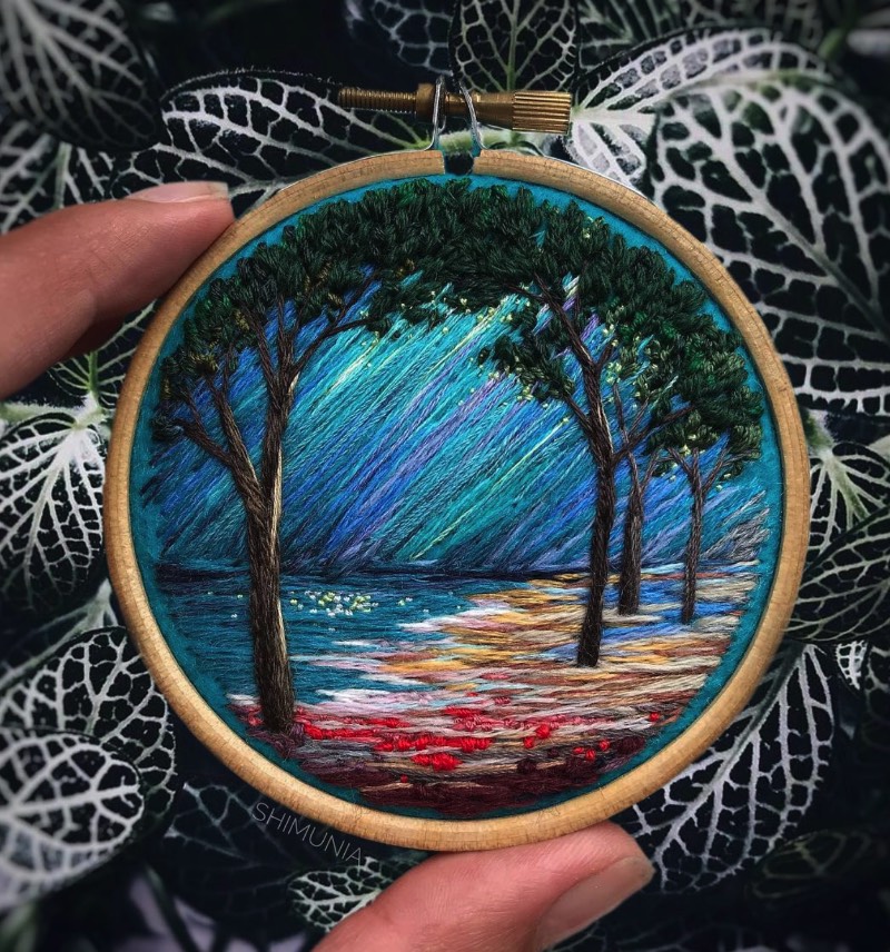 Vera Shimunia é uma artista russa que resolveu substituir os pincéis por agulha e linhas. Uma mestre da arte do borbado, seu trabalho mostra cenas intricadas que capturam cenas onde pôr do sol coloridos aparecem em campos coloridos. Tudo isso com uma variedade de cores fora do comum.