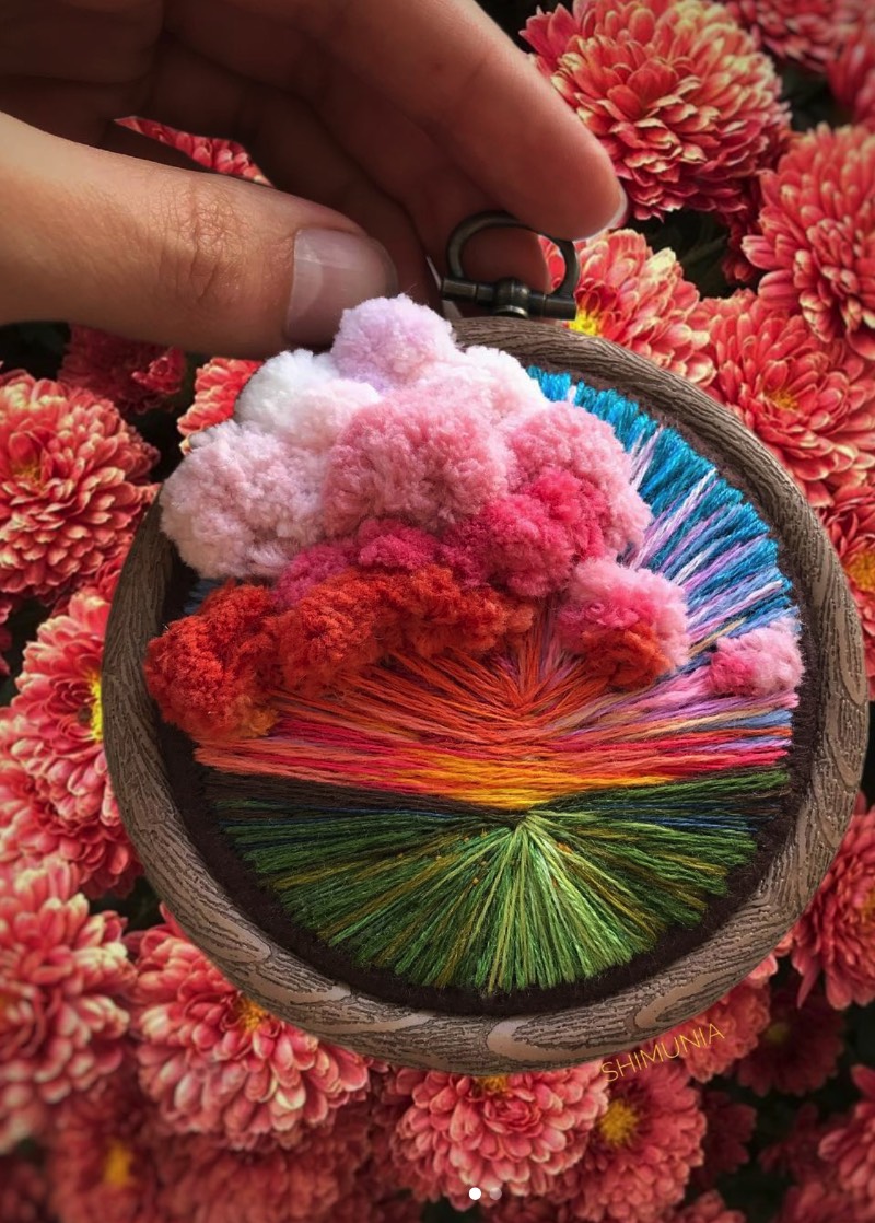 Vera Shimunia é uma artista russa que resolveu substituir os pincéis por agulha e linhas. Uma mestre da arte do borbado, seu trabalho mostra cenas intricadas que capturam cenas onde pôr do sol coloridos aparecem em campos coloridos. Tudo isso com uma variedade de cores fora do comum.