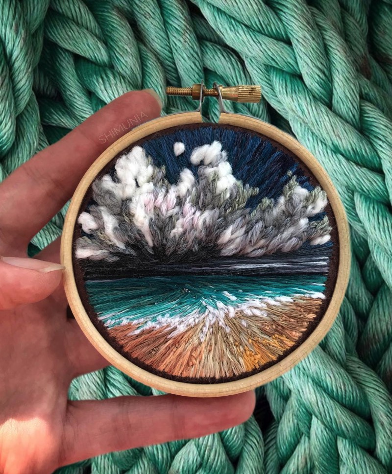 Vera Shimunia é uma artista russa que resolveu substituir os pincéis por agulha e linhas. Uma mestre da arte do borbado, seu trabalho mostra cenas intricadas que capturam cenas onde pôr do sol coloridos aparecem em campos coloridos. Tudo isso com uma variedade de cores fora do comum.
