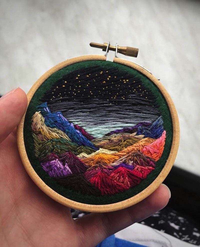 Vera Shimunia é uma artista russa que resolveu substituir os pincéis por agulha e linhas. Uma mestre da arte do borbado, seu trabalho mostra cenas intricadas que capturam cenas onde pôr do sol coloridos aparecem em campos coloridos. Tudo isso com uma variedade de cores fora do comum.