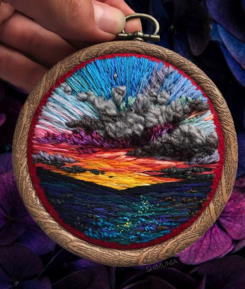 Vera Shimunia é uma artista russa que resolveu substituir os pincéis por agulha e linhas. Uma mestre da arte do borbado, seu trabalho mostra cenas intricadas que capturam cenas onde pôr do sol coloridos aparecem em campos coloridos. Tudo isso com uma variedade de cores fora do comum.