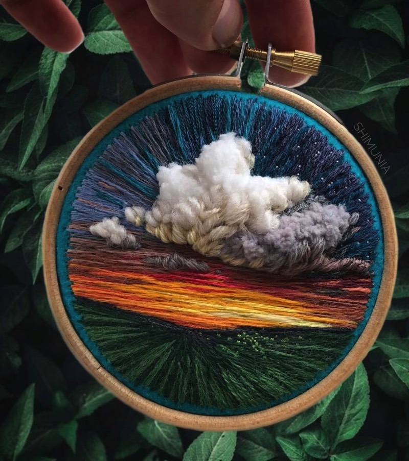 Vera Shimunia é uma artista russa que resolveu substituir os pincéis por agulha e linhas. Uma mestre da arte do borbado, seu trabalho mostra cenas intricadas que capturam cenas onde pôr do sol coloridos aparecem em campos coloridos. Tudo isso com uma variedade de cores fora do comum.