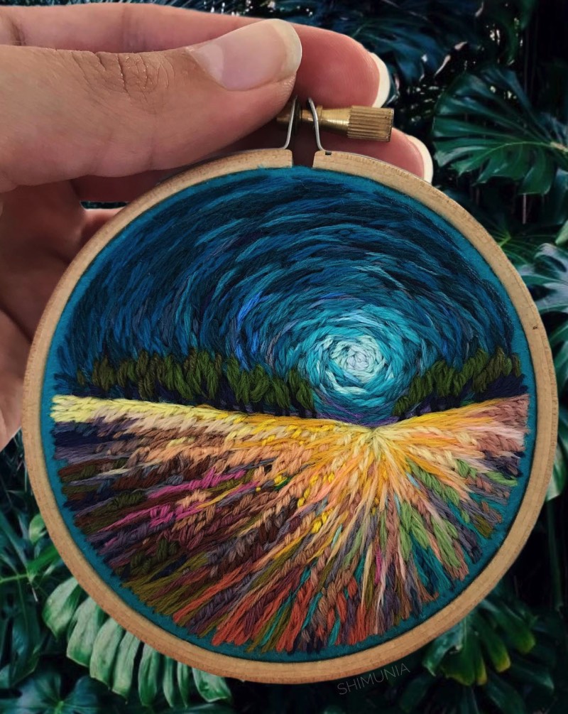 Vera Shimunia é uma artista russa que resolveu substituir os pincéis por agulha e linhas. Uma mestre da arte do borbado, seu trabalho mostra cenas intricadas que capturam cenas onde pôr do sol coloridos aparecem em campos coloridos. Tudo isso com uma variedade de cores fora do comum.