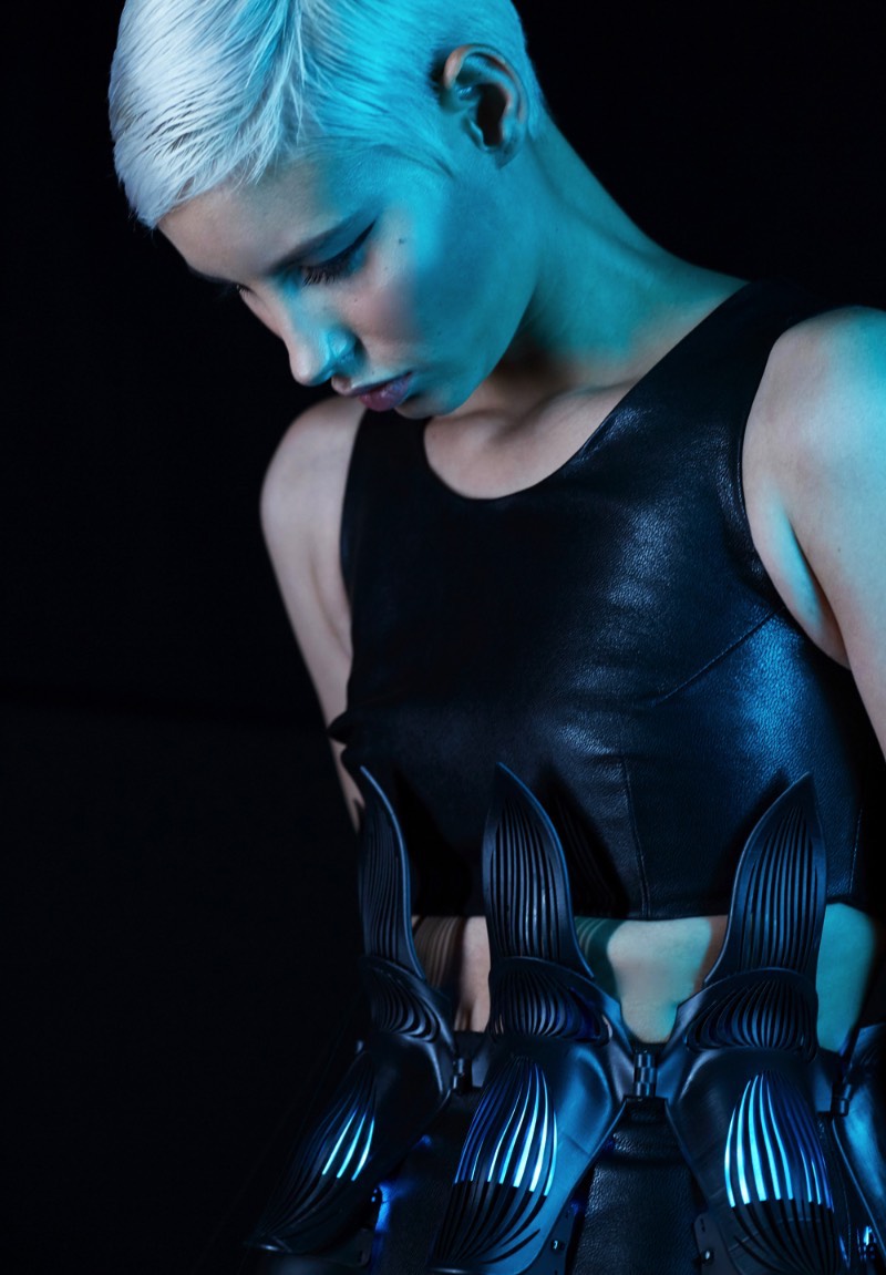 Lina Wassong é uma engenheira baseada em Berlim cujo trabalho de moda é pioneiro em integrar fabricação digital e apetrechos eletrônicos na moda. Seu portfólio é repleto de ótimos exemplos do que ela é capaz de fazer. E isso inclui peças feitas em impressoras 3D, com corte a laser e com computação física.