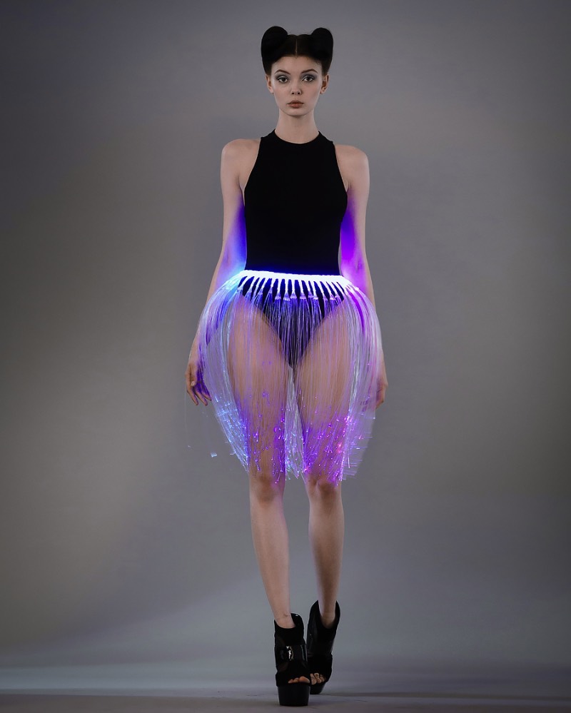 Lina Wassong é uma engenheira baseada em Berlim cujo trabalho de moda é pioneiro em integrar fabricação digital e apetrechos eletrônicos na moda. Seu portfólio é repleto de ótimos exemplos do que ela é capaz de fazer. E isso inclui peças feitas em impressoras 3D, com corte a laser e com computação física.