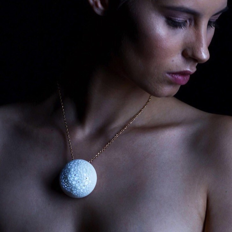 Lina Wassong é uma engenheira baseada em Berlim cujo trabalho de moda é pioneiro em integrar fabricação digital e apetrechos eletrônicos na moda. Seu portfólio é repleto de ótimos exemplos do que ela é capaz de fazer. E isso inclui peças feitas em impressoras 3D, com corte a laser e com computação física.
