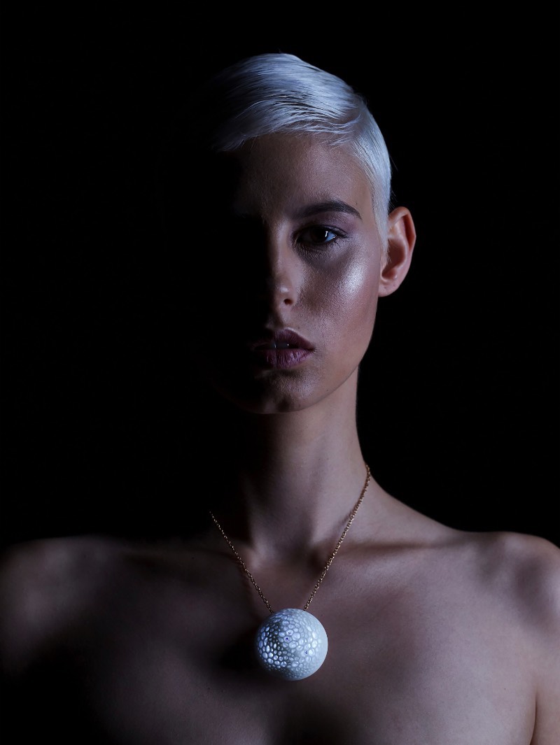 Lina Wassong é uma engenheira baseada em Berlim cujo trabalho de moda é pioneiro em integrar fabricação digital e apetrechos eletrônicos na moda. Seu portfólio é repleto de ótimos exemplos do que ela é capaz de fazer. E isso inclui peças feitas em impressoras 3D, com corte a laser e com computação física.