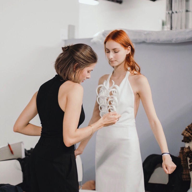 Lina Wassong é uma engenheira baseada em Berlim cujo trabalho de moda é pioneiro em integrar fabricação digital e apetrechos eletrônicos na moda. Seu portfólio é repleto de ótimos exemplos do que ela é capaz de fazer. E isso inclui peças feitas em impressoras 3D, com corte a laser e com computação física.