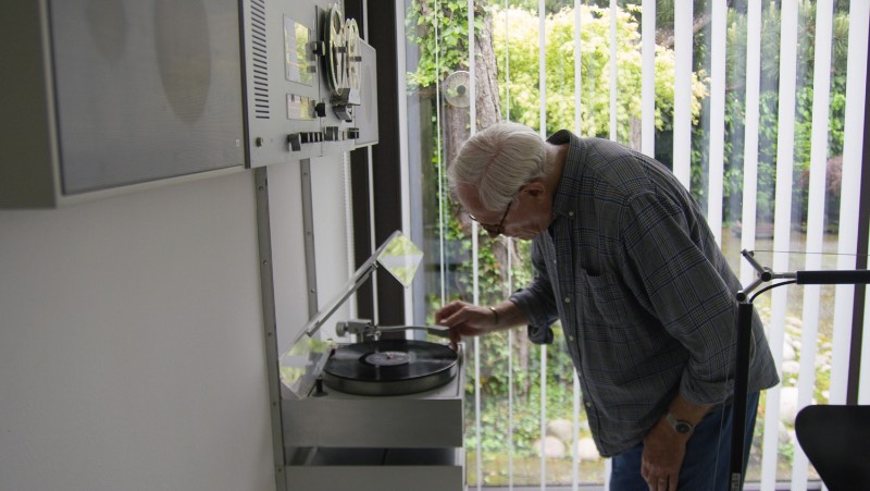 Rams é o nome do documentário dirigido por Gary Hustwit que conta a vida de um dos designers mais influenciais dos dias de hoje: Dieter Rams. E, nesse filme, você acaba aprendendo um pouco sobre seu ponto de vista sobre consumo, sustentabilidade e sobre o futuro do design.