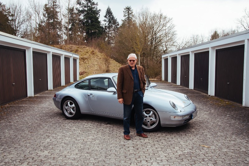 Rams é o nome do documentário dirigido por Gary Hustwit que conta a vida de um dos designers mais influenciais dos dias de hoje: Dieter Rams. E, nesse filme, você acaba aprendendo um pouco sobre seu ponto de vista sobre consumo, sustentabilidade e sobre o futuro do design.