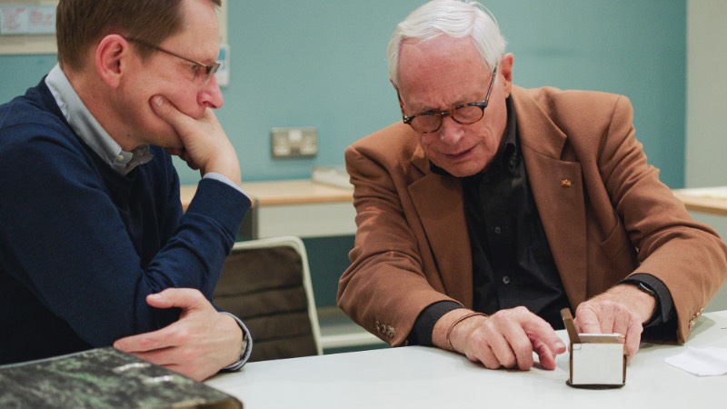 Rams é o nome do documentário dirigido por Gary Hustwit que conta a vida de um dos designers mais influenciais dos dias de hoje: Dieter Rams. E, nesse filme, você acaba aprendendo um pouco sobre seu ponto de vista sobre consumo, sustentabilidade e sobre o futuro do design.